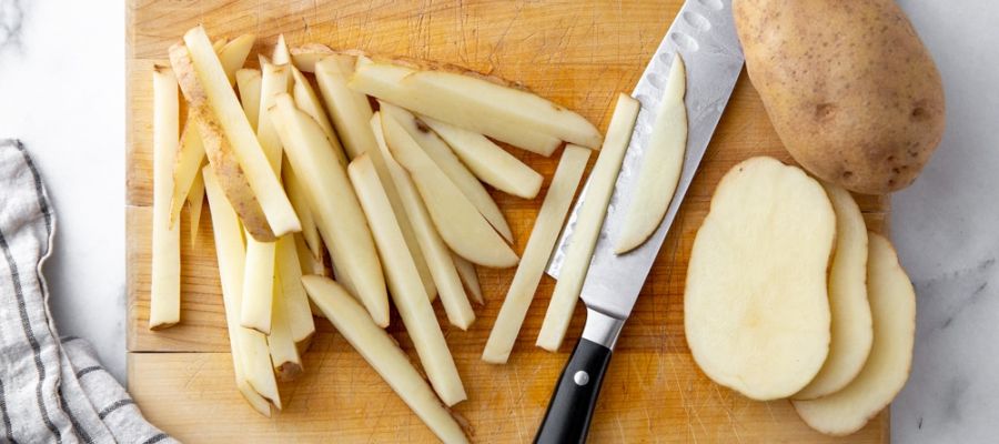 Découper et cuire les frites.