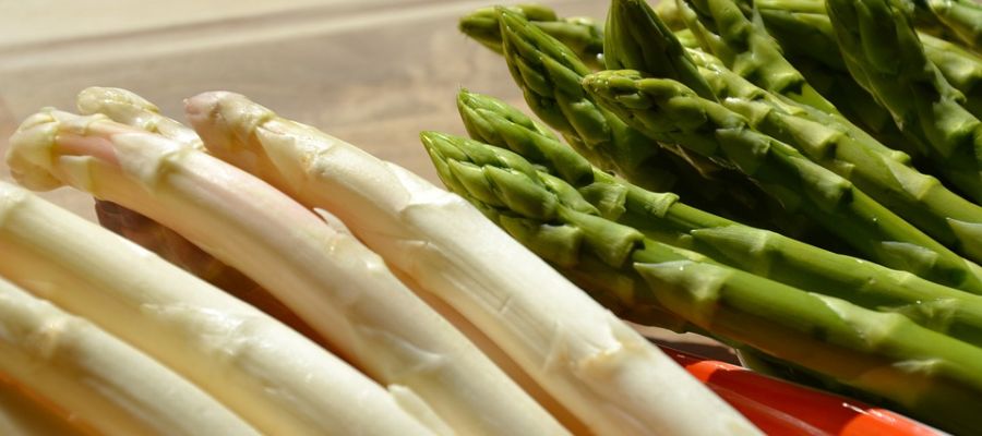 Pour sortir de l'éternel cliché: asperges, œufs, beurre.<br />C'est une délicieuse petite sauce au cresson citronnée qui est à l'honneur pour les premiers beaux jours.<br />A déguster le soir, de préférence à l'extérieur, à la fraîche!  de Belgourmet.eu