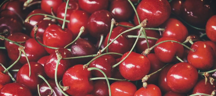 Une variante de sirop agrémentée de parfum d'amandes. Vous pouvez aussi utiliser des noyaux d'abricot, voire quelques gouttes d'huile d'amande. <br />Utilisez des cerises griottes pour avoir un petite pointe acidulée très rafraîchissante. Avec des fruits viennent du jardin, c'est un véritable concentré de santé... de Belgourmet.eu