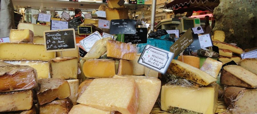 La boulette de Beaumont, tout comme celle de Romedenne, sont de superbes fromages qui sentent bien un peu, mais qui sont délicieusement coulants et savoureux. Ils sont la base de plusieurs recettes locales qui actuellement sont toujours très appréciées. de Belgourmet.eu