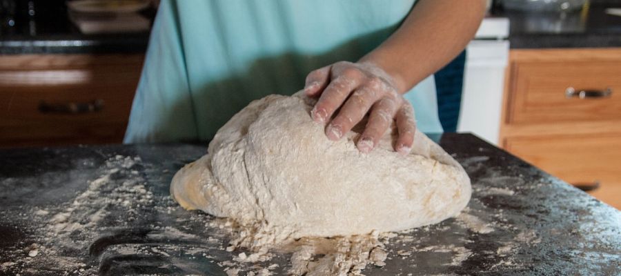 L'épeautre lève très peu car il ne contient pas beaucoup de gluten. En le mélangeant à de la farine de froment, la pâte lève mieux. Ci dessous la procédure pour la machine à pain. de Belgourmet.eu