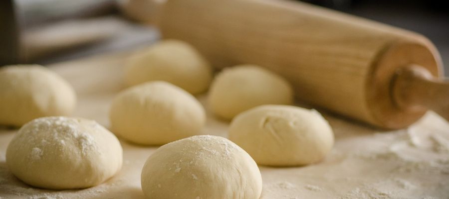 Une pâte sablée à la cannelle pour confectionner de délicieux petits sablés ou alors des tartes aux pommes, parfumée à la cannelle, deux parfums qui s'accordent parfaitement. de Belgourmet.eu