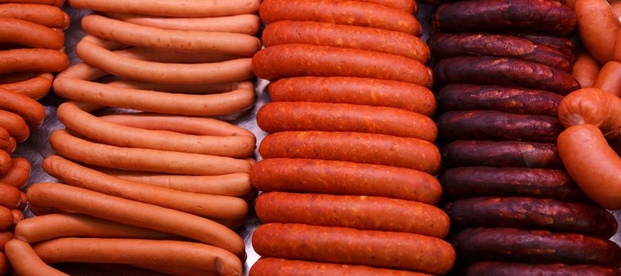 Voici la recette type des merguez, il y en a d'autres, o l'on insiste plus sur le cot piquant, sur la fracheur de la saveur et d'autres proprits. En fait, chaque rgion et chaque boucher possde ses petits secrets de fabrication, c'est  vous de crer les vtres. La chair d'agneau est plus agrable, mais c'est un peu plus cher! de Belgourmet.eu