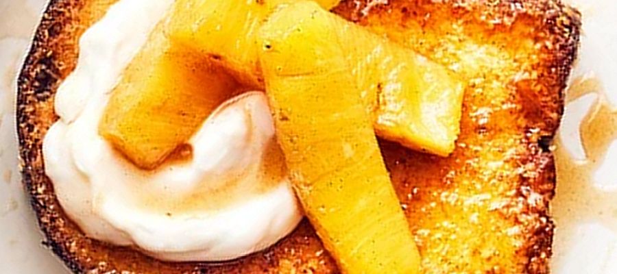 Savourez une nouvelle version de pain perdu pour le petit déjeuner ou le goûter. La crème anglaise est faite avec du lait de coco et le plat est décoré d'un délicieux ananas grillé savamment épicé. de Belgourmet.eu