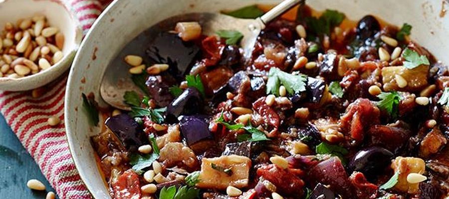 Un plat végétarien  composé d'aubergines, de tomates, de raisins secs, de câpres et d'amandes ou de pignons de pin. Une astuce: servez sur des toasts comme amuse-bouche, succès garanti. de Belgourmet.eu