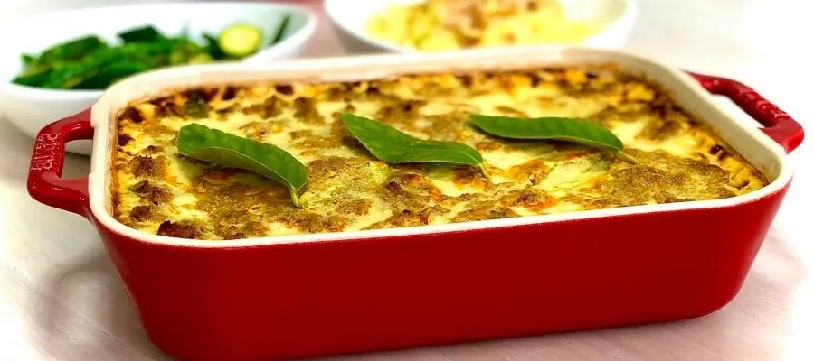 Le bobotie est à l’Afrique du Sud ce que la moussaka est à la Grèce ou les lasagnes sont à l’Italie. Il est pourtant arrivé avec les Malais et on le retrouve déjà en 1609 dans un livre de recettes hollandais. Depuis, il est devenu le plat préféré sudafricain avec une version personnelle dans chaque foyer. de Belgourmet.eu