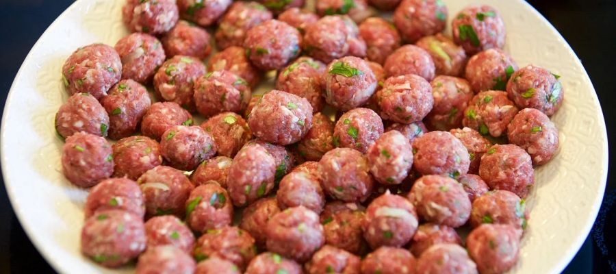 S'il vous est déjà arrivé de goûter des boulettes suédoises, je suis certain que l'envie vous est venu de les faire vous-même. Problème résolu: voici la recette. Bon appétit! de Belgourmet.eu