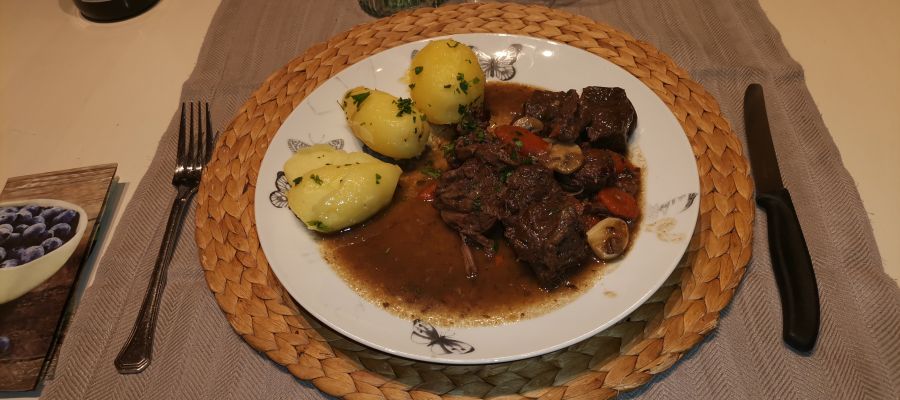 Pour obtenir un superbe bœuf bourguignon, optez pour de la joue de bœuf, mais souvent vous n'obtiendrez que sur commande. Pendant la cuisson, veillez à ce que la préparation soit toujours bien liquide, si nécessaire, ajoutez de l'eau pour faire l'appoint. En goûtant pendant la cuisson vous pourrez juger de l'avancement et nécessairement faire l'appoint en assaisonnement et liquide. de Belgourmet.eu