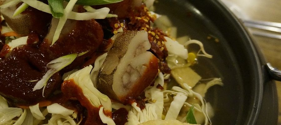 Le sukiyaki, c’est une variante japonaise de la fondue. Ce sont des morceaux de viande émincée que l’on cuit dans un bouillon aux parfums superbes. de Belgourmet.eu