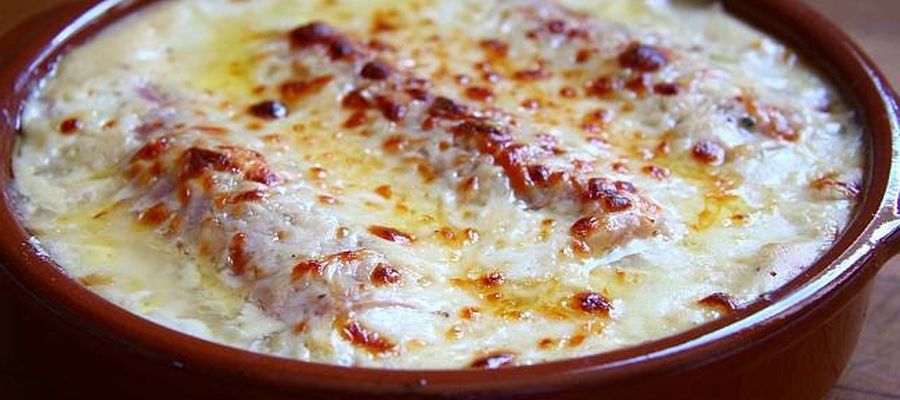 La version chicons au gratin ne plait pas nécessairement à tout le monde. Dans ce cas, pourquoi ne pas passer à la version céleri au gratin ? Remarquez dans cette préparation vous pouvez vous passer de cuire du céleri et adopter celui en bocaux… A vous de choisir ! de Belgourmet.eu