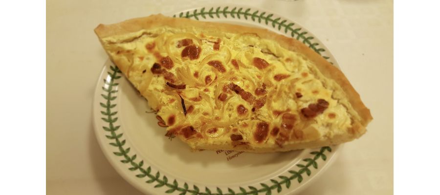 Voici la quiche lorraine selon ma grand-maman Renée. A mon avis, la connaissant, la margarine, elle le remplaçait par du beurre, et le beurre, c’est meilleur ! 😉 de Belgourmet.eu