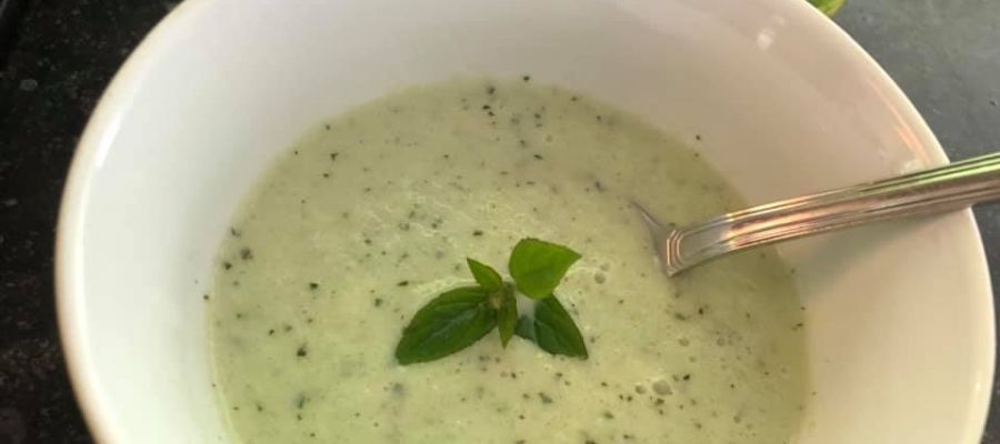 Pléthore de concombres au jardin…. Préparez-vous une rafraîchissante petite soupe glacée au concombre et à la menthe. de Belgourmet.eu