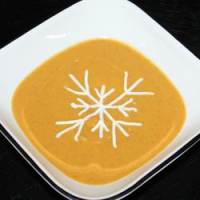 Un potage crémeux de courge butternut à préparer au four à micro-ondes. Adaptez la recette pour l'accorder à vos goûts avec clou de girofle, noix de muscade, cannelle ou coriandre.  de Belgourmet.eu