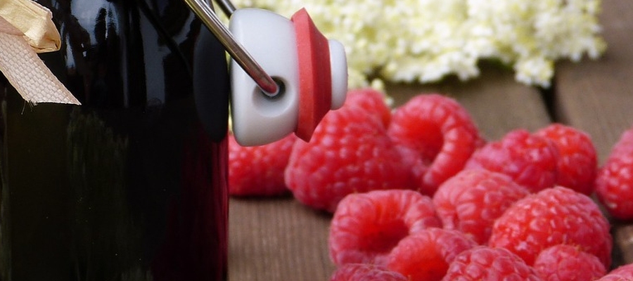 Au même titre qu'on fait des Kir avec de la crème de cassis, on peut également le préparer avec des framboises. En la fabriquant soi-même, on connaît exactement sa composition.  de Belgourmet.eu