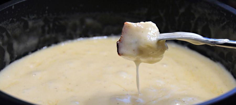 Voici la fondue de Savoie que vous avez peut-être dégusté lors de vos vacances, ou aux sports d’hiver, dans les refuges, après le ski. Ambiance ! de Belgourmet.eu