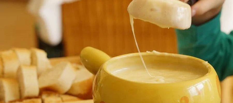 C’est la recette classique de la fondue, celle que l’on retrouve le plus souvent. Elle est originaire du canton de Vaux et part d’un mélange de gruyère et d’emmenthal. de Belgourmet.eu