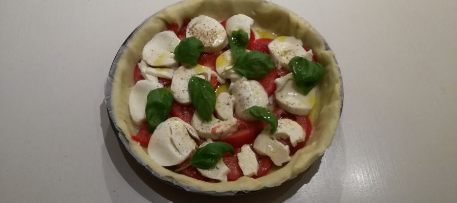 En cette fin de saison, des souvenirs d’été de tomates et de mozzarella, hantent notre esprit. Pourquoi ne pas se faire plaisir, préparons-les sous forme de tarte, et celle-ci me semble délicieuse! de Belgourmet.eu