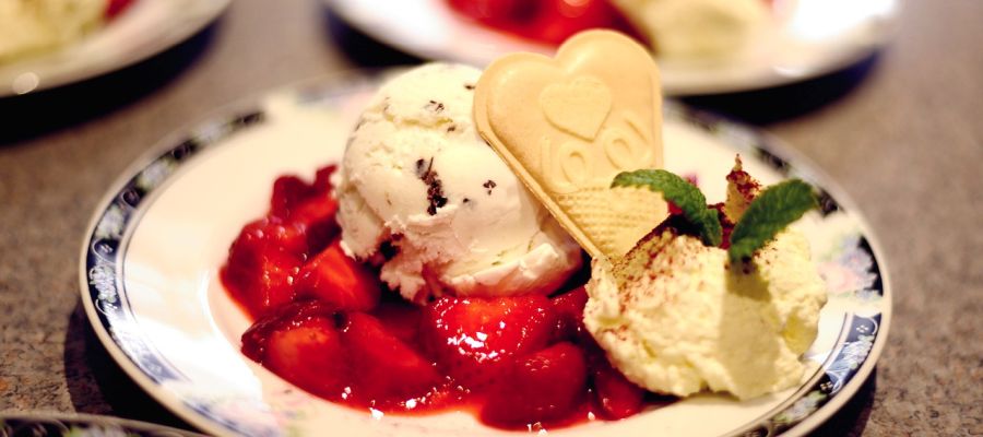 Une très belle présentation de fraises avec glace et sauce aux fraises. Les enfants en raffolent, mais les grands aussi! ;) de Belgourmet.eu