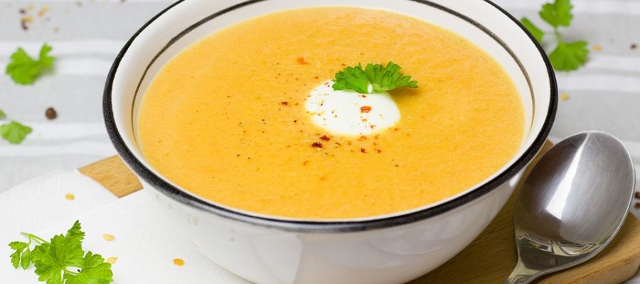 Une belle recette de potage au haricots teinté du rose de jolies tomates bien mûres. Un régal! de Belgourmet.eu