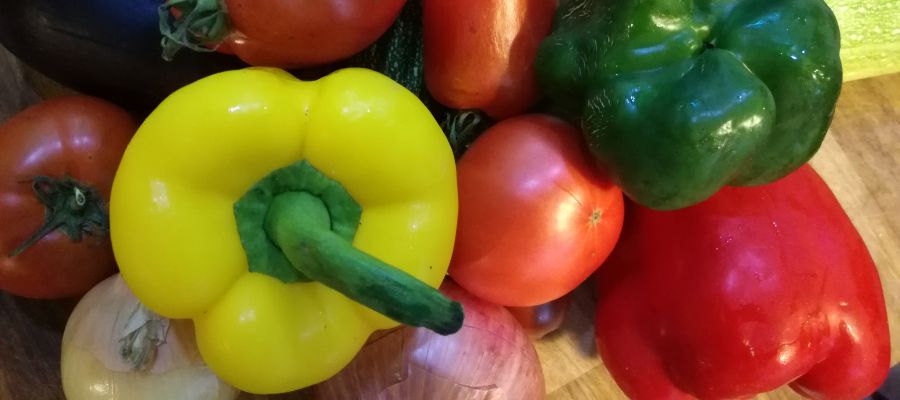 Facile à préparer, délicieux avec pâtes et le barbecue, la ratatouille de Michelle est agréablement parfumée et plait à tous. La preuve: on réclame la recette de tous cotés. N'oubliez surtout pas d'adopter de bonnes tomates! de Belgourmet.eu