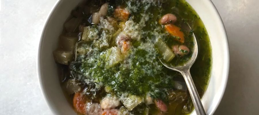 La saison de la soupe au pistou commence au printemps, avec les premiers légumes et se poursuit tout l’été et l’automne, tant qu’il y a des légumes frais à disposition. Les ingrédients qui sont cités ne doivent pas forcément tous se retrouver dans la préparation, mais évoluent tout au long de l’année. de Belgourmet.eu