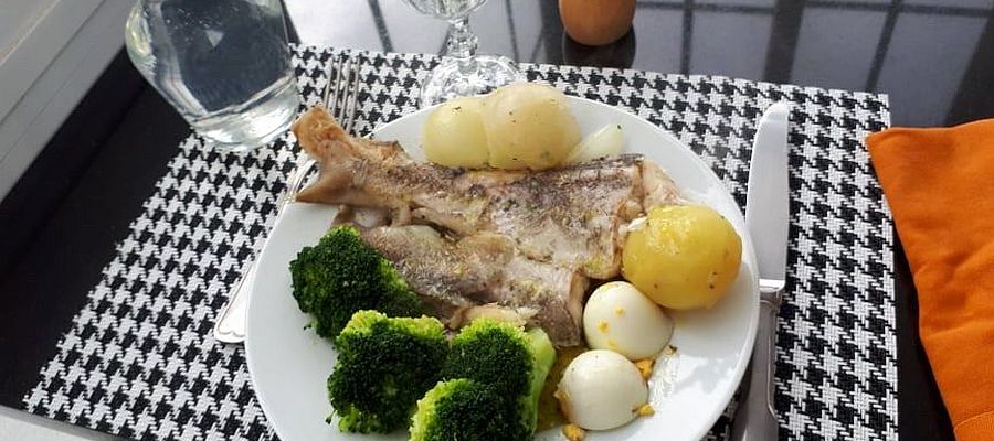 Un plat typique du Portugal. La morue cuite servie avec des brocolis, des oignons et de pommes de terre.  de Belgourmet.eu