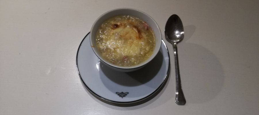 Lorsque les premiers froids font leur apparition, une bonne soupe est un vrai réconfort. La plus classique, celle aux oignons, est toujours en tête des préférences. de Belgourmet.eu