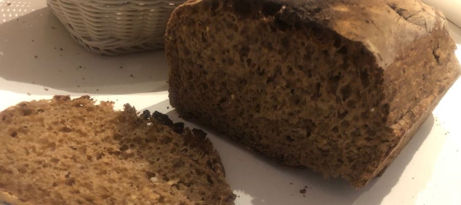 Voici ma recette de pain de la Forêt Noire au levain. J’utilise un mélange de farines qui procurent un pain carrément noir, nommé « de la Forêt Noire ». Pour faciliter le « poolish », procédé qui consiste à faire deux fermentations consécutives, je commence par utiliser une farine blanche. de Belgourmet.eu