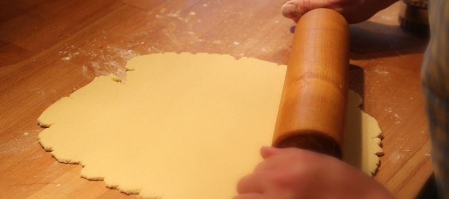 Un pâte sablée parfumée aux amandes. Convient pour les tartes aux pommes et abricots, mais particulièrement pour les poires. de Belgourmet.eu