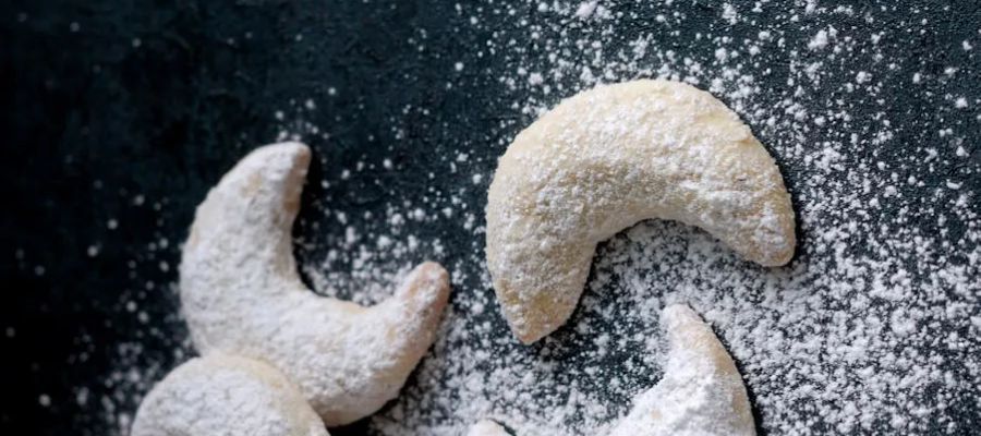Les Kipferl à la vanilles sont des biscuits traditionnels de Noël qui entrent dans l'assortissement des bredele, biscuits servis avec le vin, le thé ou tout simplement sans rien. Ils ont une forme de demi lune et on les saupoudre de sucre glace vanillé. de Belgourmet.eu