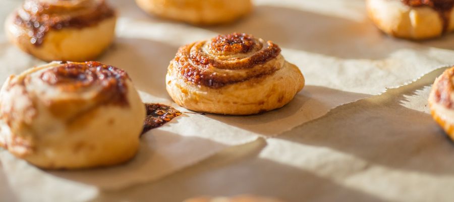 Ces petits rouleaux de pain parfumés à la cannelle sont vraiment délicieux. Servis au petit déjeuner ou au goûter, avec du chocolat chaud ou du café, c'est vraiment réconfortant. de Belgourmet.eu