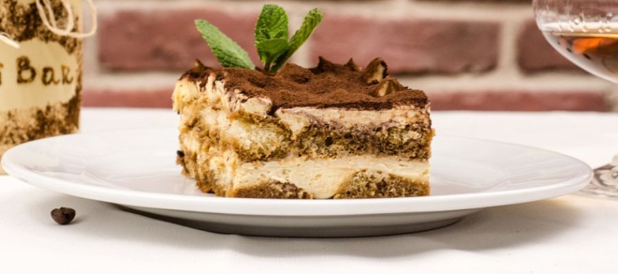 La recette de base du tiramisu, parfumée au café et à l'amaretto.  de Belgourmet.eu