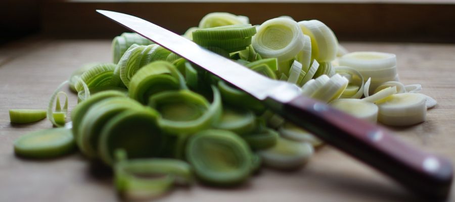 Typique légume d'hiver, facile à trouver, cette préparation rapide et savoureuse de poireaux saura en séduire plus d'un. Préférez les poireaux pas trop gros, ils ont plus de saveur. de Belgourmet.eu