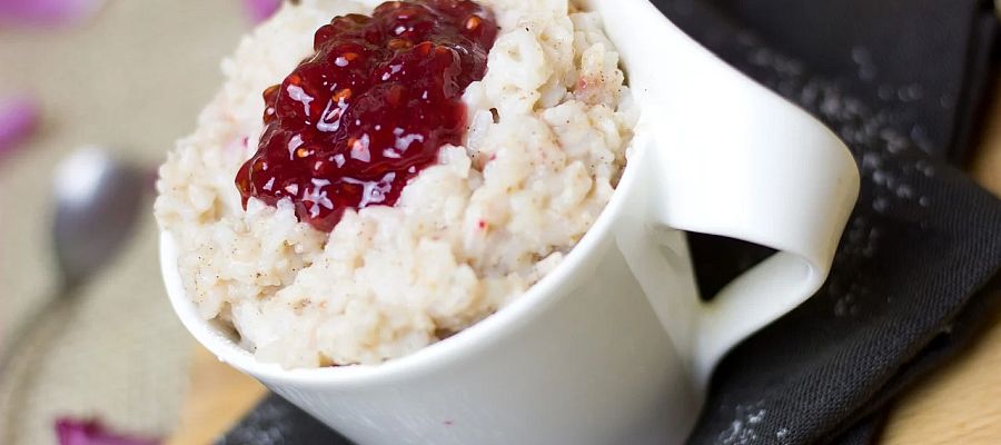 Un pudding au riz délicieusement crémeux, qui sera accompagné d'un sirop à l'orange ou au coings. On peut le présenter sous forme de gâteau mais également le préparer dans des raviers individuels. de Belgourmet.eu