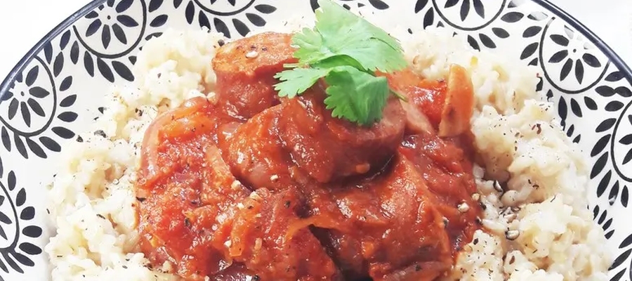 Le rougail, plat traditionnel des iles Maurice ou de la Réunion, est un délicieux repas bien relevé. Notre version part de saucisses, mais il existe des versions au poulet ou au poisson. C’est un plat qui a son petit succès, simple mais généralement très relevé. de Belgourmet.eu