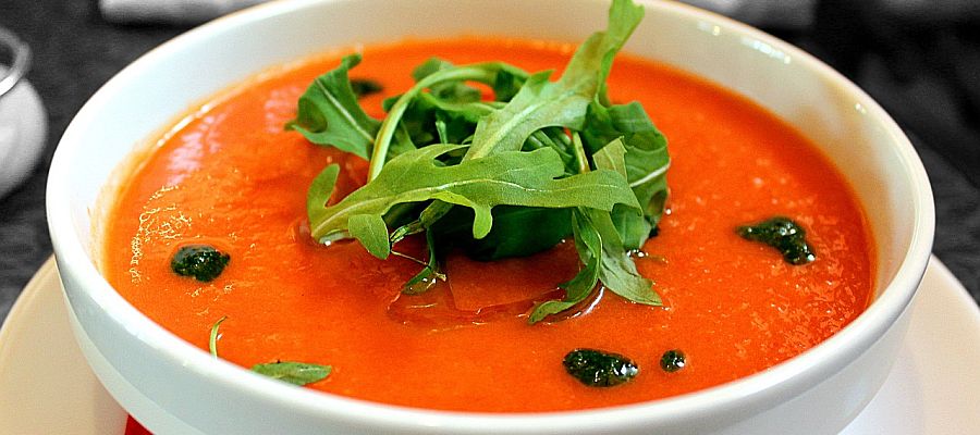 La fin des tomates approche. Les gelées risquent d'emporter les dernières tomates cerises. C'est l'occasion de se préparer un majestueux gaspacho, à la saveur bien digne de ces petites tomates si tentantes. de Belgourmet.eu