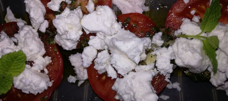 Une délicieuse préparation qui célèbre l’accord de la feta et la tomate.  Bien sûr, le basilic ne fait que rehausser ces magnifiques saveurs. Voici la recette pour une personne. Si vous êtes plusieurs, prévoyez autant de papillotes que de convives.  de Belgourmet.eu