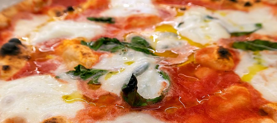 Comme il y a des fanas de pain à longue fermentation, on peut laisser la pâte à pizza lever jusqu’à 72 heures. Ce qui veut dire qu’on peut préparer la pâte le vendredi soir pour déguster cette Margherita, spécialité napolitaine, le samedi soir. La Buratto est une farine de blé tendre de type 2, riche en gluten. Il vaut mieux l’acheter en qualité bio.  de Belgourmet.eu