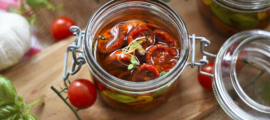 A voir le prix des tomates à l’huile, on pourrait s’imaginer qu’elles sont des perles rares. Pourtant ce n’est pas très compliqué de la préparer soi-même, ça prend juste un peu de temps. Choisissez une variété avec beaucoup de chair. de Belgourmet.eu