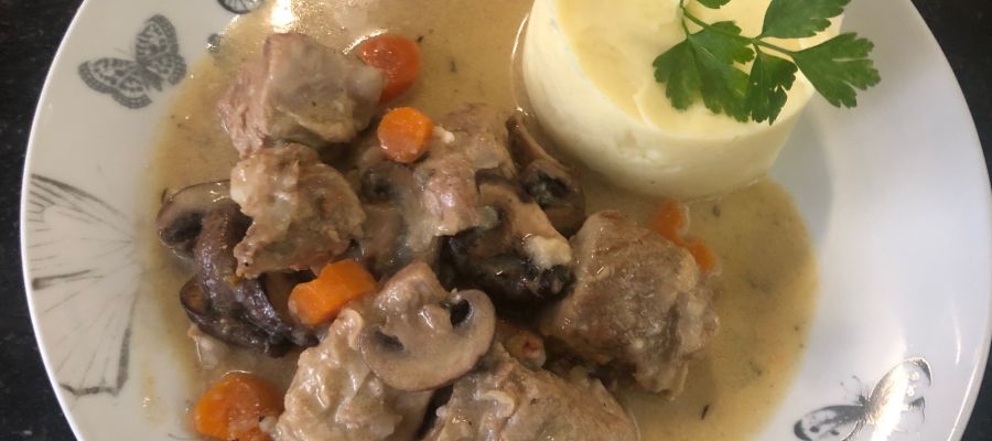 La blanquette de veau, un plat connu dans toute la Belgique, n’est pas vraiment une préparation typiquement belge. Mais, le veau, la crème, les œufs et le beurre font partie des porte-drapeaux de nos ressources culinaires. de Belgourmet.eu