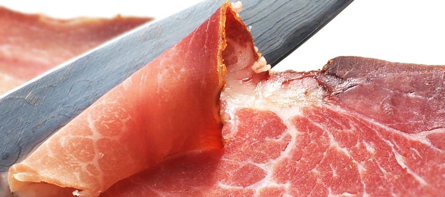 Le jambon d’Ardenne est fumé avec sciure de conifère. C’est ce qui lui confère sa saveur particulière. C’est un produit avec indication géographique protégée (IGP) qui couvre la province belge de Luxembourg et une partie contiguë des provinces de Namur et de Liège. On le produit déjà depuis le moyen-âge de cette façon locale. Si vous n’en trouvez pas, remplacez-le par un bon jambon fumé. de Belgourmet.eu