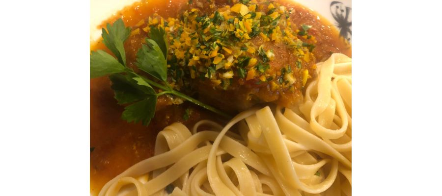 L’osso buco est un plat traditionnel milanais, très parfumé, constitué d'un ragoût de tronçons de jarret de veau, braisé au vin blanc sec et agrémenté de légumes que l'on sert généralement accompagné de risotto à la milanaise. La moelle est cuisinée et servie avec son os.  (Wikipedia) de Belgourmet.eu